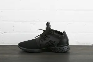 All Black Sneaker Right Foot xyz12