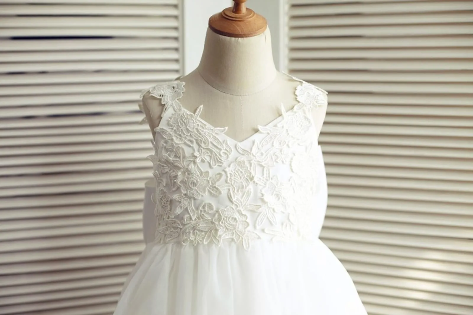 Ivory Lace Tulle V Back Wedding Flower Girl Dress with Big Bow